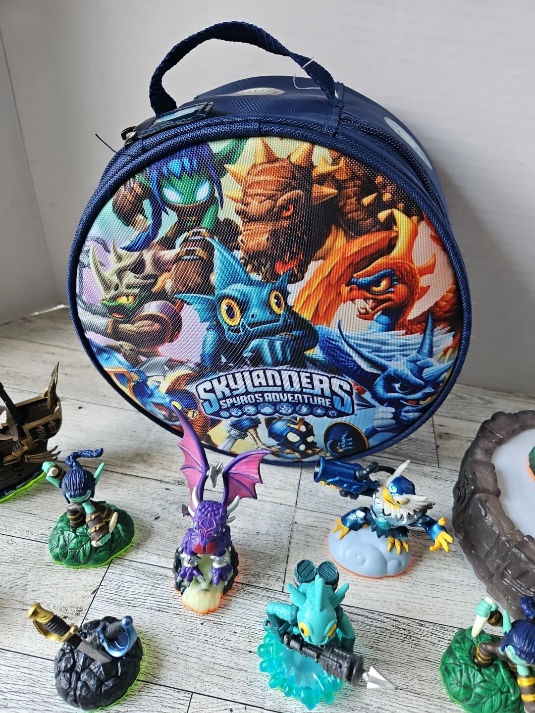 Skylanders Lot of 10 Character & Vehicle Figures w/ Bag And Changing Color Base