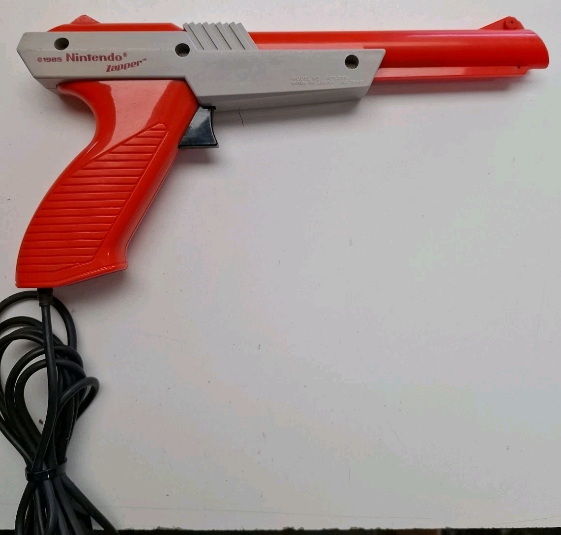 Nintendo NES Console Bundle OEM Tested Cleaned 2 Controllers Zapper Gun 4 Games