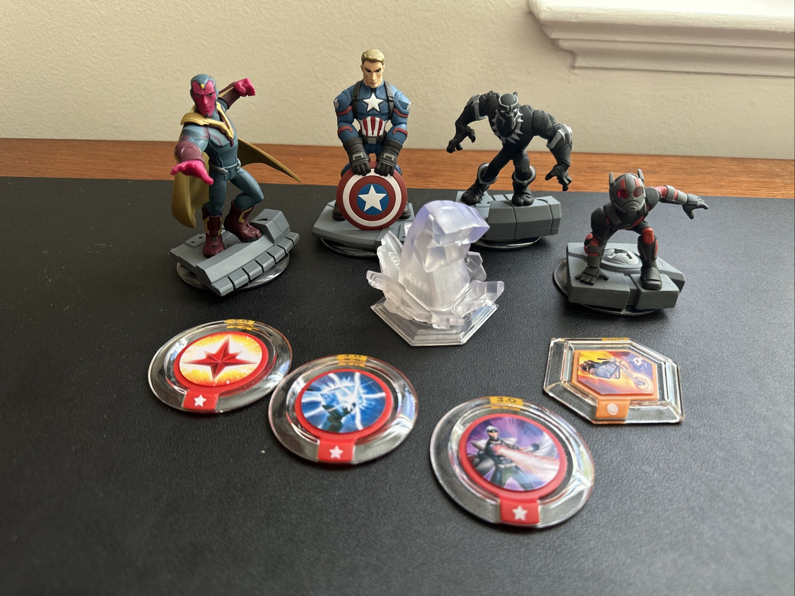 Lot of 4 Disney Infinity Figures Marvel Avengers – Captain America + 4 Discs