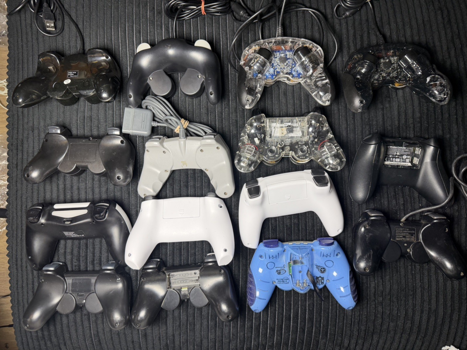 Assorted OEM & Third Party Gaming 15 Controller Lot PS1/2 PS3 PS4 Xbox Gamecube