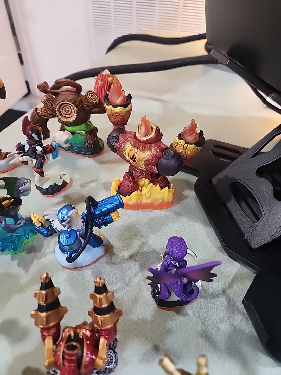 Activision Skylanders Giants Lot of 16 With Carrying Bag and Portal!
