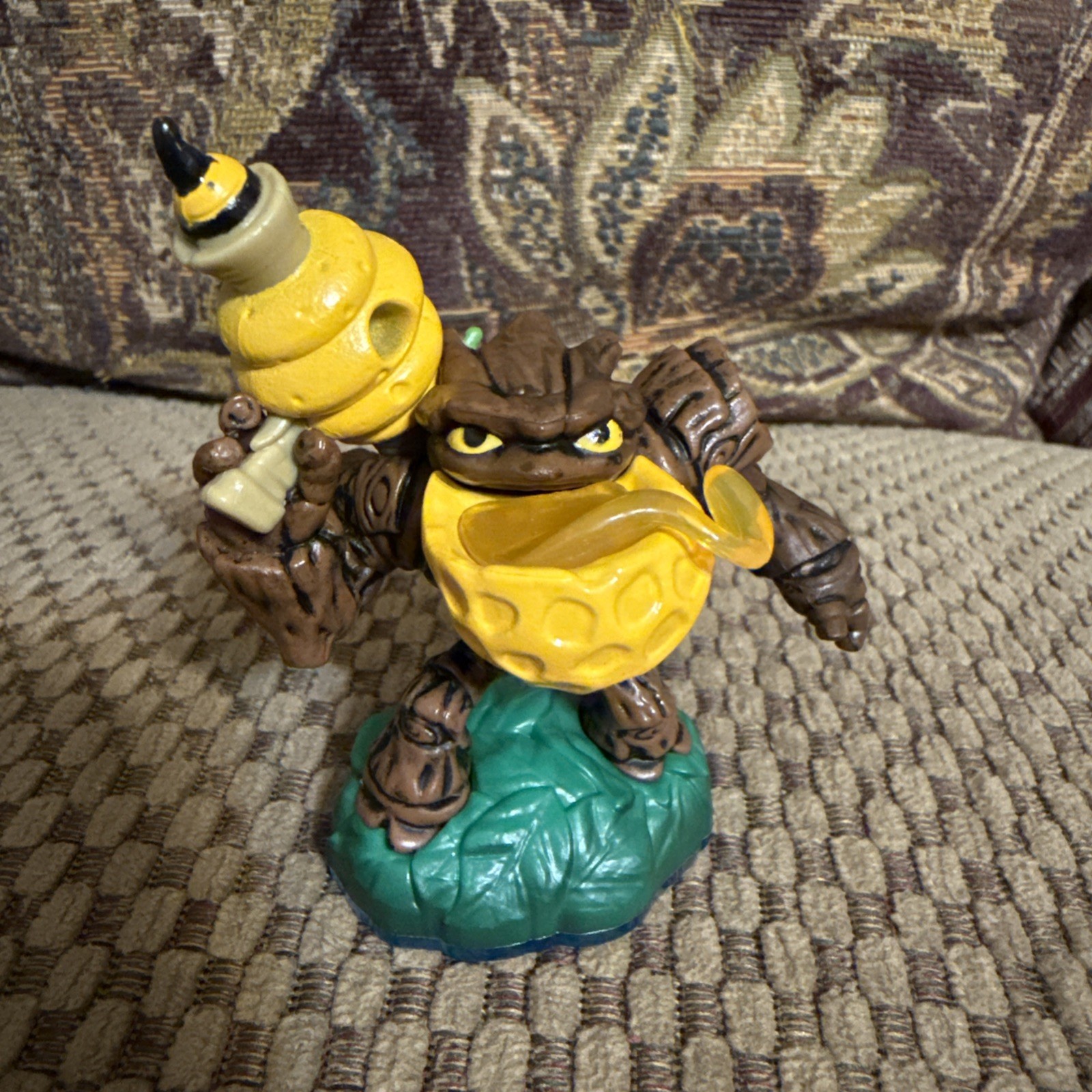 Skylanders Bumble Blast and Jolly Bumble Blast Figures With Stickers And Cards