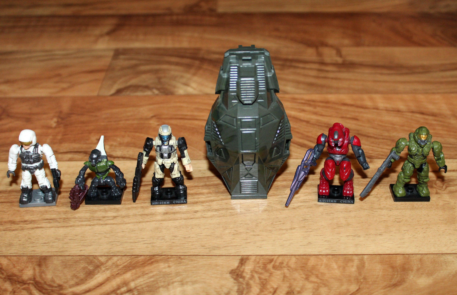 Mega Bloks Mega Construx Halo Figure Set Master Chief Spartan Red Green White