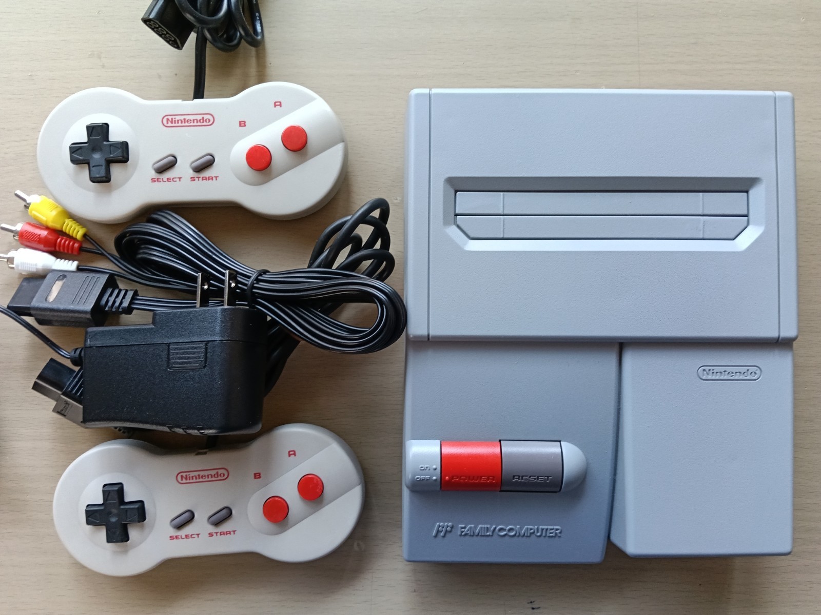 Nintendo New Famicom Console AV Complete good condition TESTED /painted/NES 1