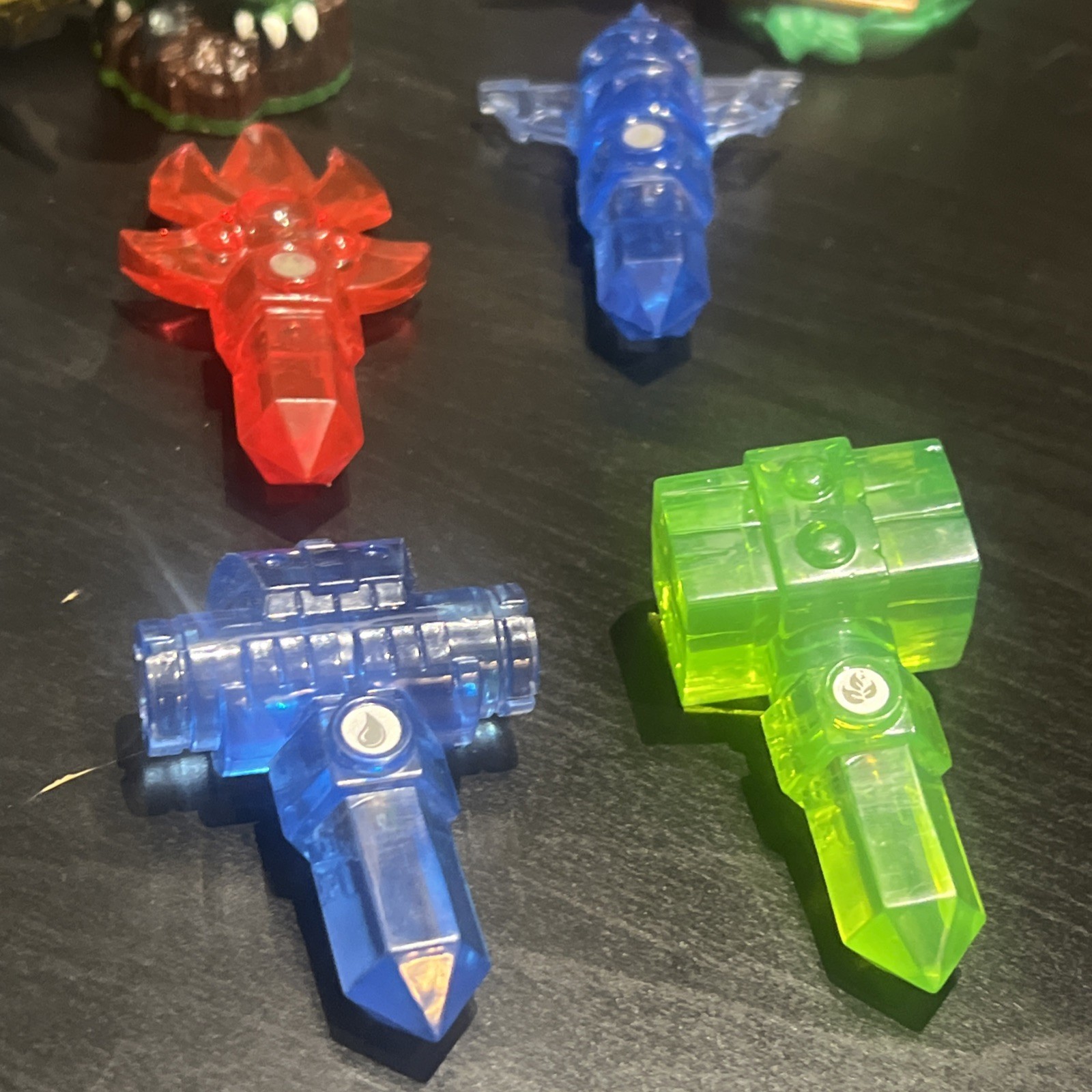 Skylanders Figures and Crystal Traps Vehicle w Skylanders Giants Carrying Bag