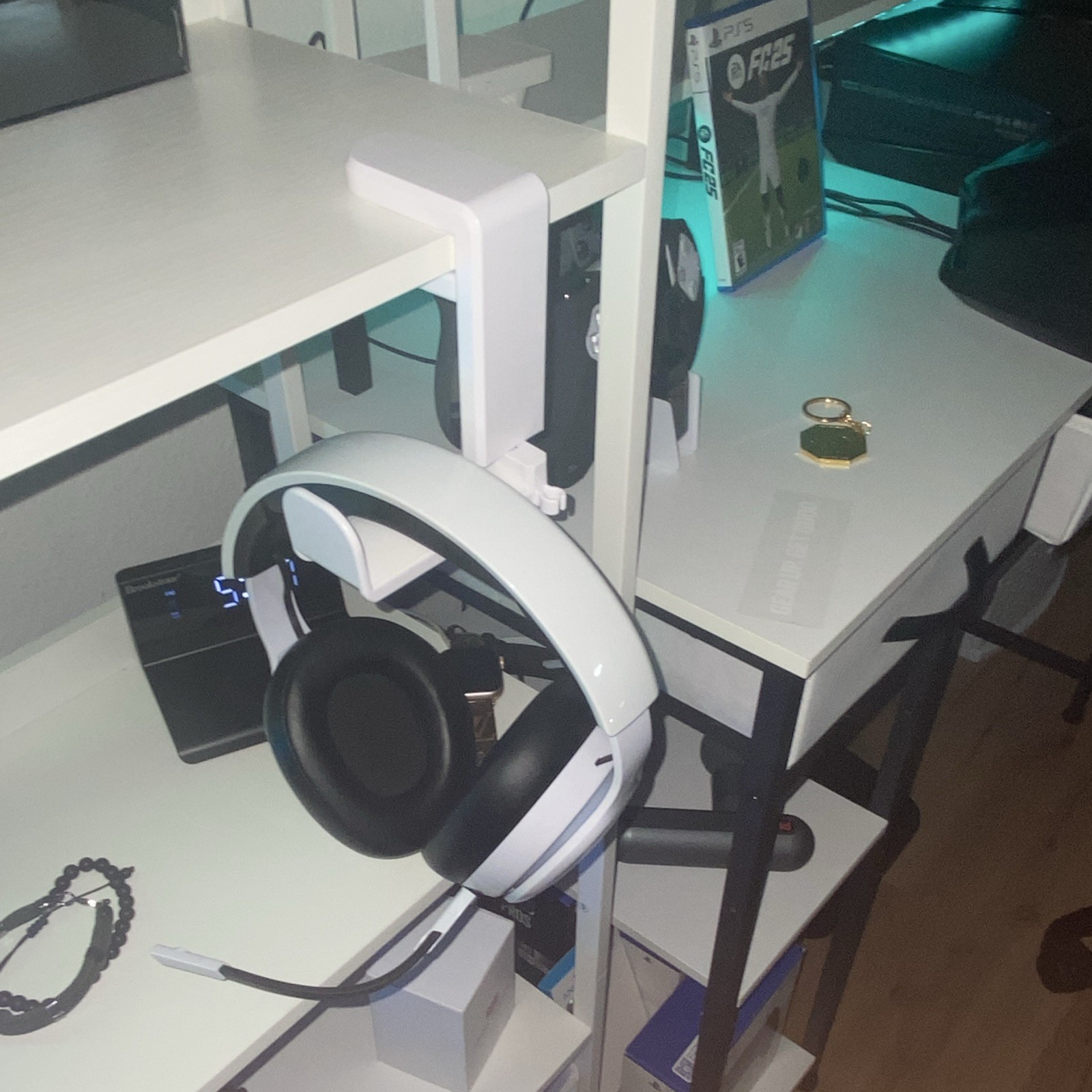 Gtheos captain 300 wireless headset with detachable mice and headset holder.