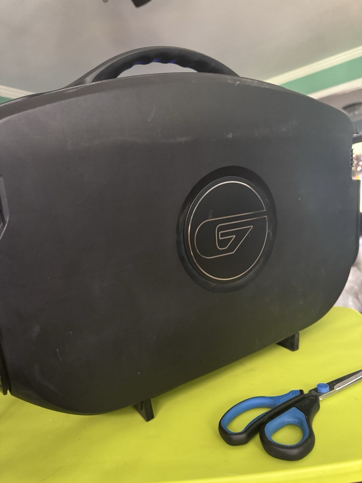 gaems vanguard g190 portable gaming monitor