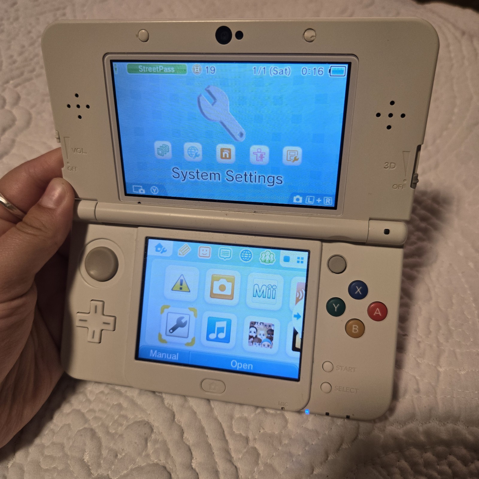 Nintendo New 3DS Super Mario Edition Handheld System – White TESTED No Stylus