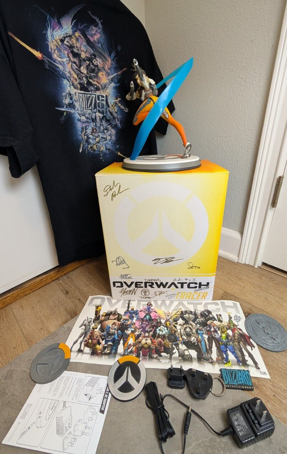 OVERWATCH TRACER Statue Lot-Blizzard Team signed Box, T-Shirt,Poster,Coins
