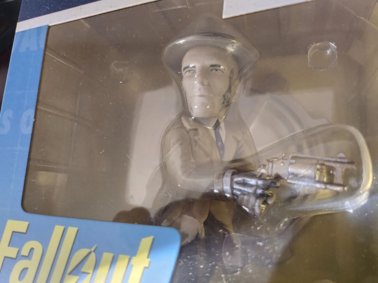 Fallout Crate Loot Crate Screenshots Nick Valentine Figure-New