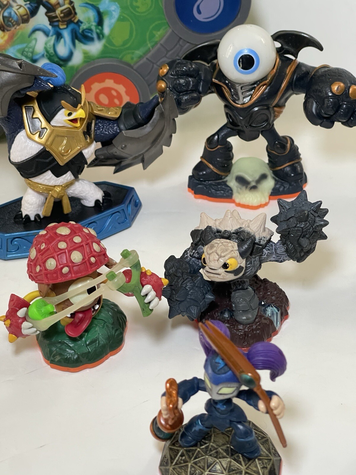 Skylanders Giants Lot of 12, Including Carrying Case