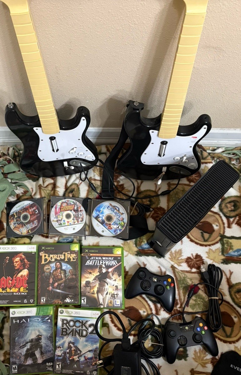 Xbox 360 Slim 250 Gb Bundle 8 Games 2 Controllers Rock Band Guitars RPG action