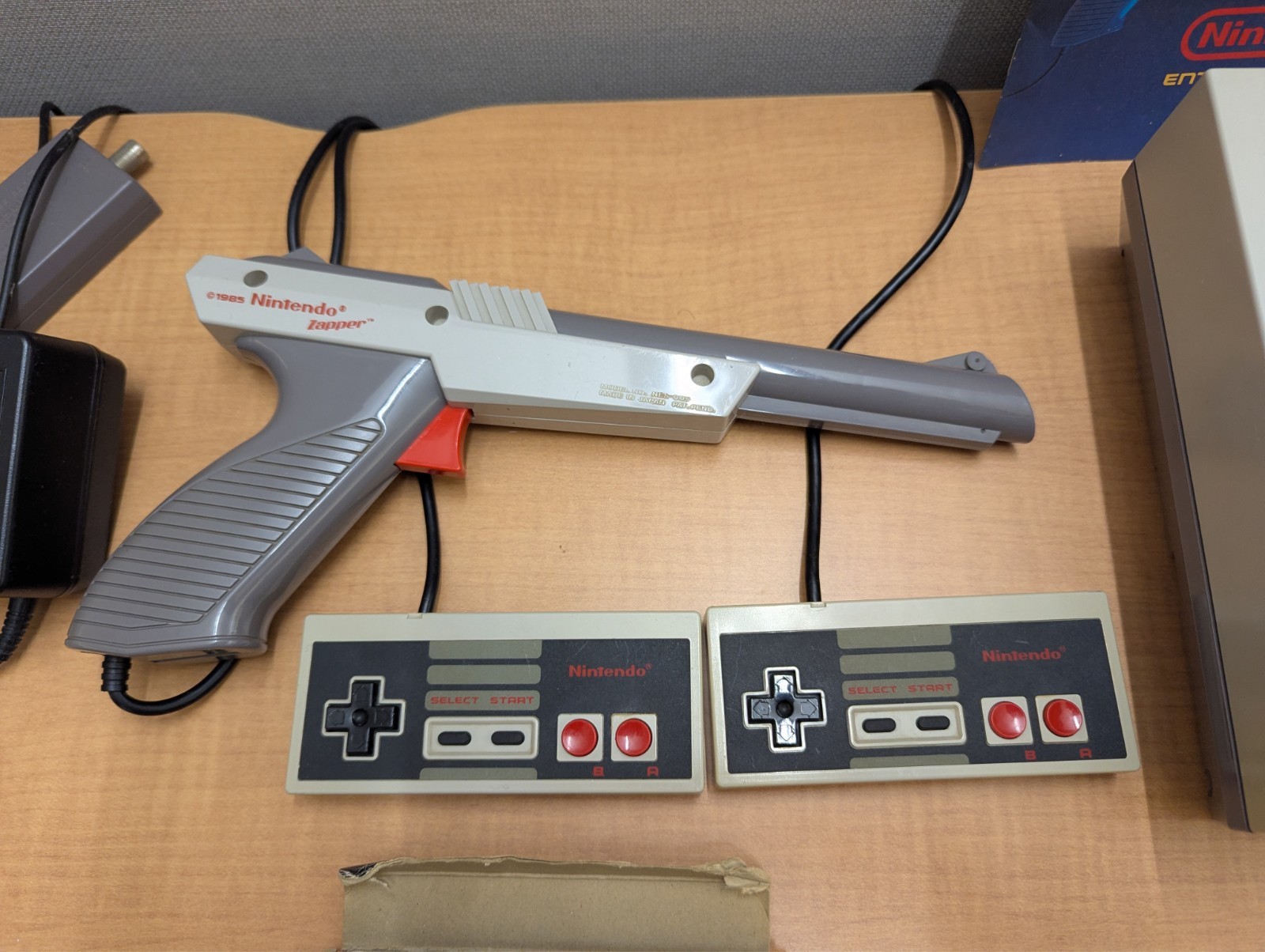 VTG 1985 All Original Nintendo NES console, 5 Games, original poster & manuals🔥