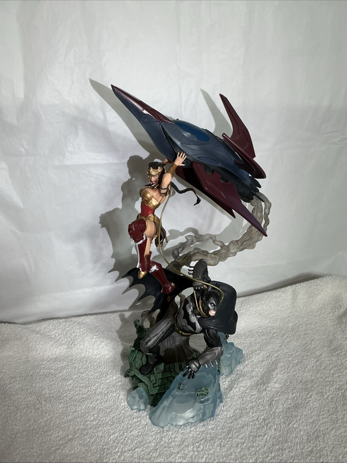 Wonder Woman/Batman Collectible Figurine Injustice Gods Among Us XBOX 360