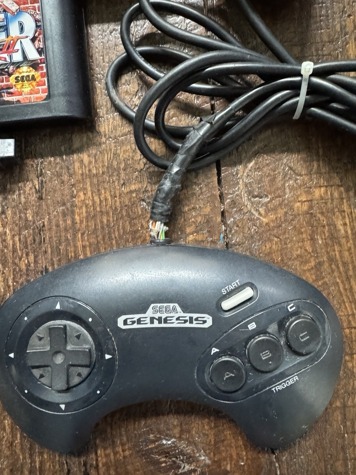 SEGA GENESIS MK-1631A Video Game Console + Street Fighter 2 + 2 Controller READ