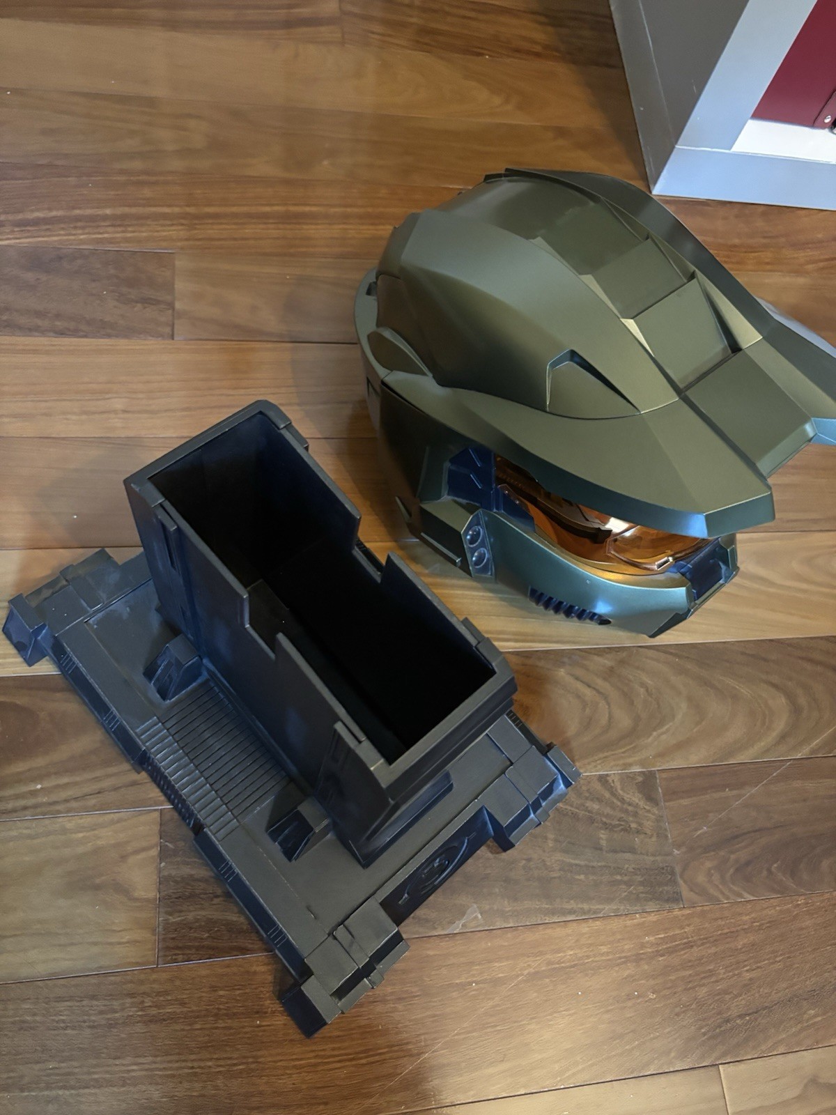 Halo 3 Legendary Edition Master Chief Helmet & Stand – No Game