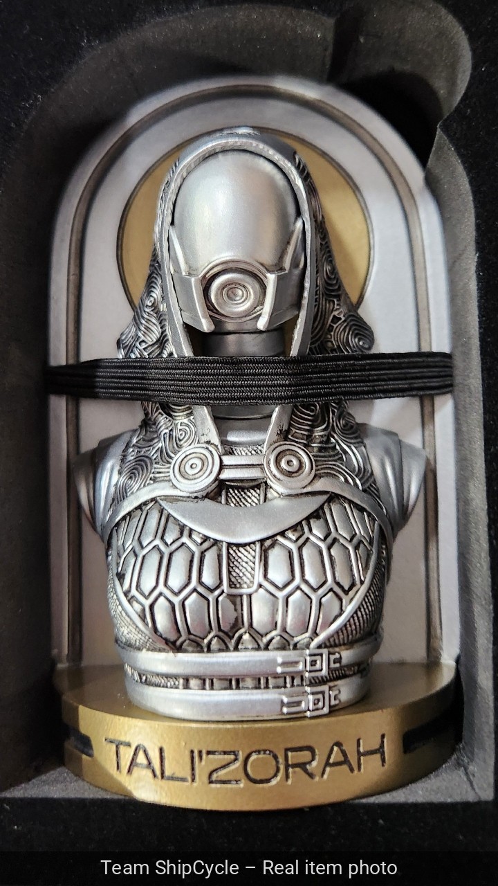 Mass Effect Tali Companion Bundle Round Pendant Bust Official NIB G2U
