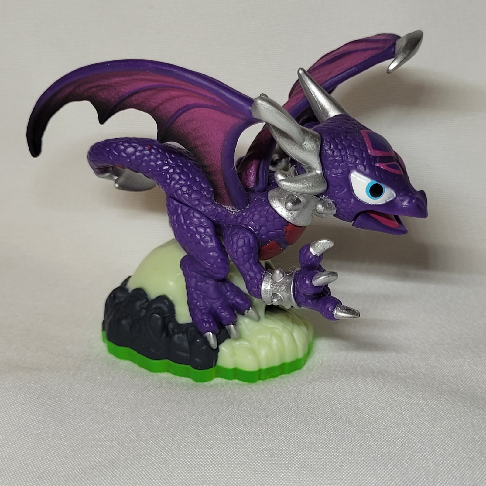 Skylanders Spyro’s Adventure CYNDER Figure With Trading Card Sticker + Web Code