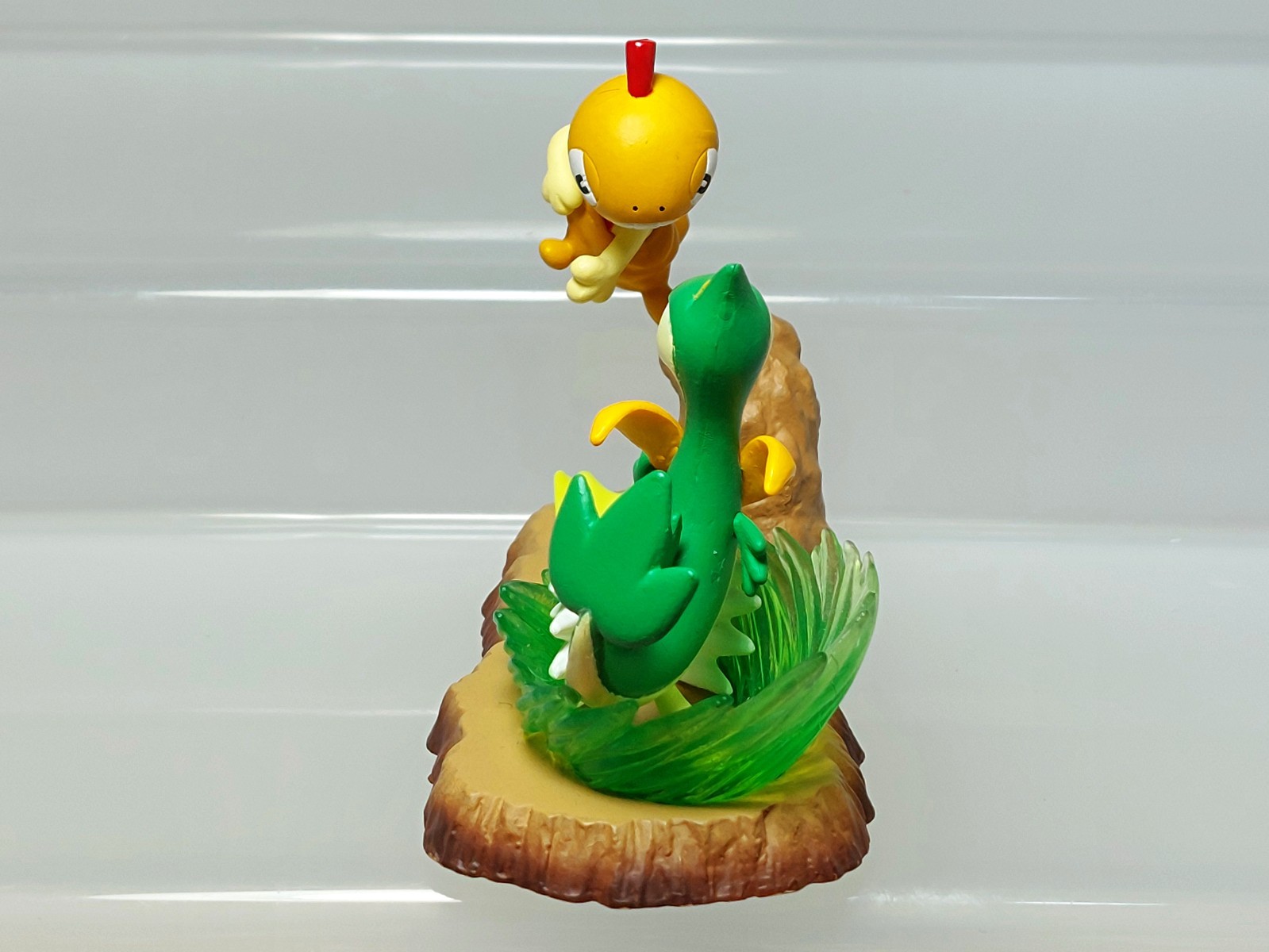 Scraggy vs Servine Pokemon Battle Motions Figure Diorama Bandai 2011 Japan 2.4in
