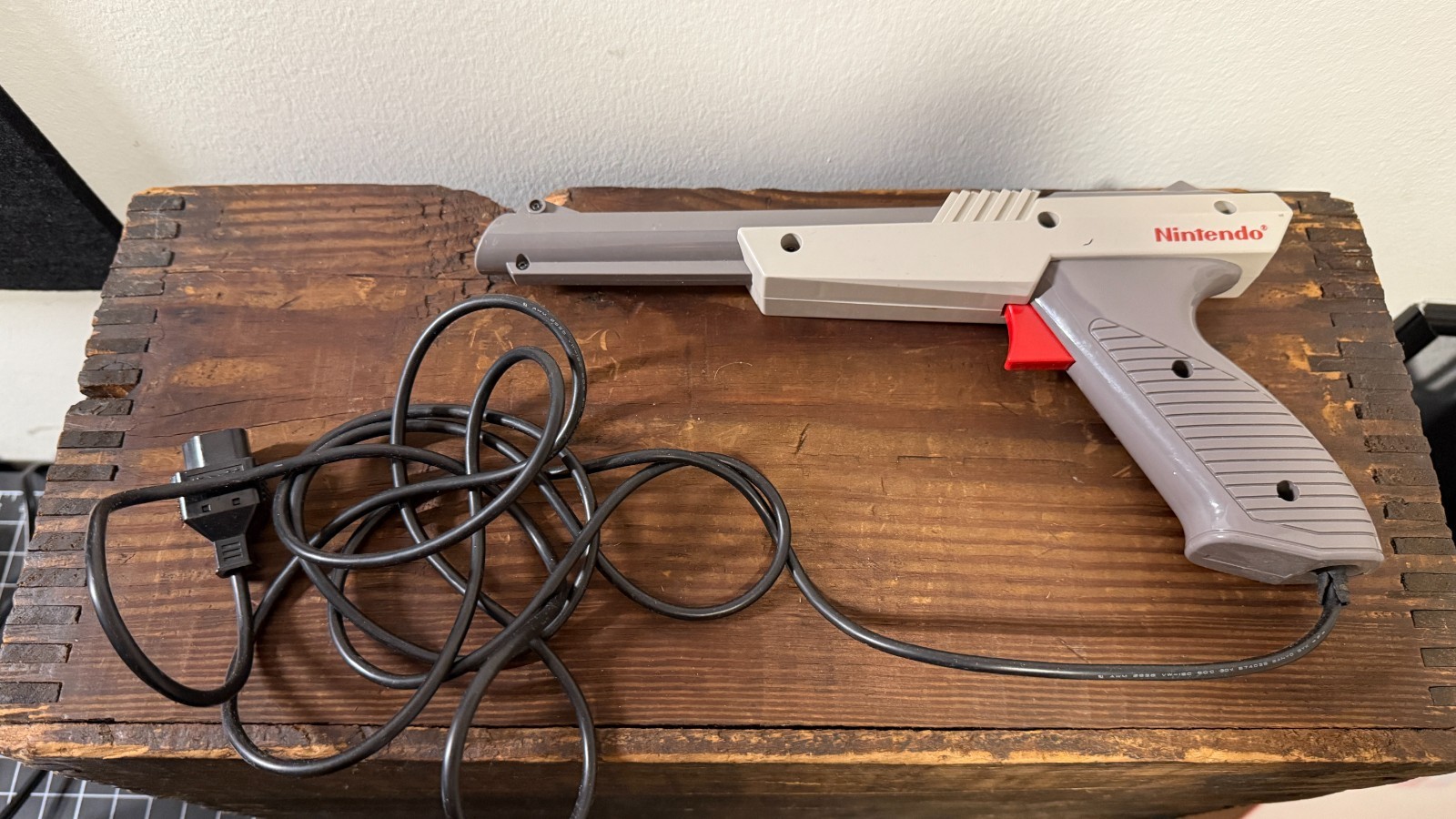 Nintendo NES Zapper Light Gun GRAY Authentic NES-005 Original 1985 PRICE DROP