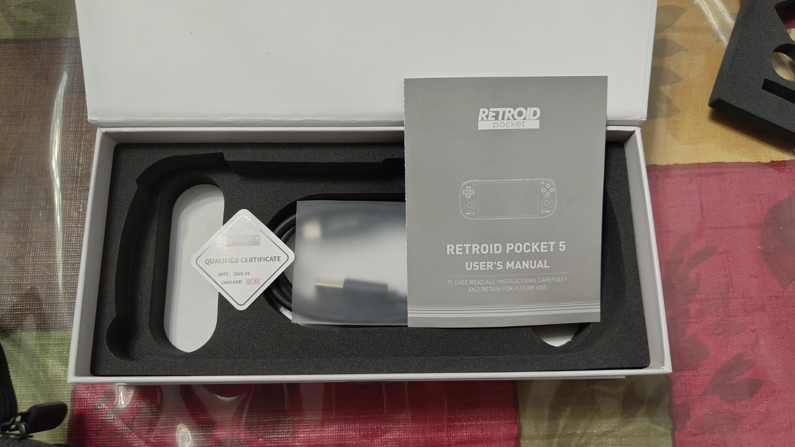 Retroid Pocket 5 Handheld Game 8gb/128gb,OLED Black + Case, Dual Screen and Grip