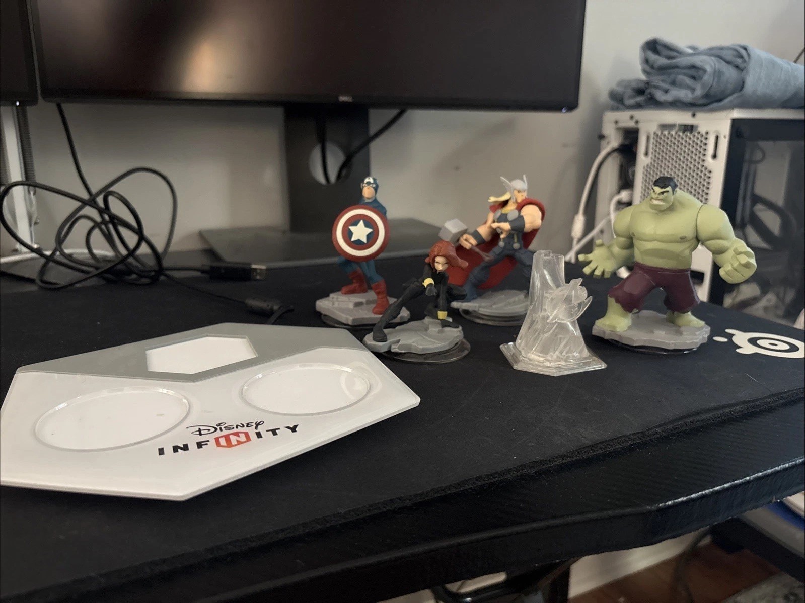 Disney Infinity Captain America, Thor, Black Widow, Hulk, Stark Tower, Game Pad