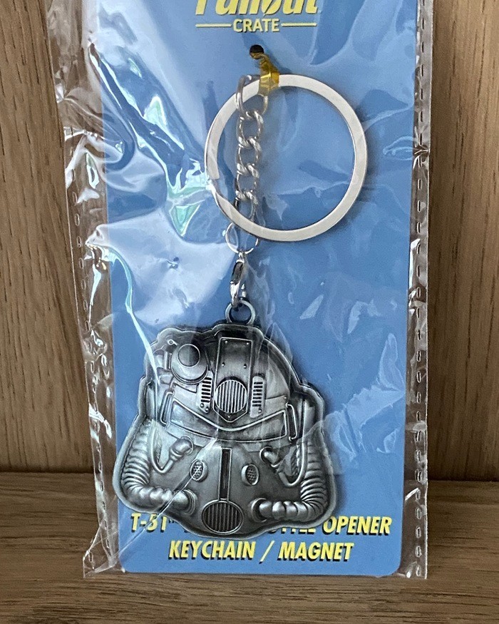 Loot Crate Fallout Crate merch – TM Helmet, Protectron, Notepad set, Broadsider