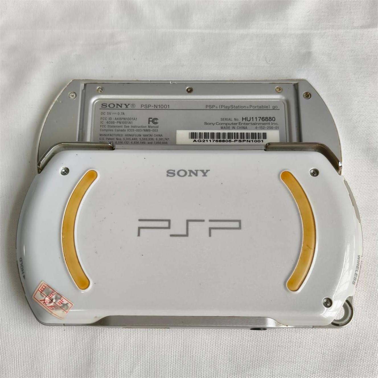 Sony PSP GO console White with Charger PSP-N1001 with bag