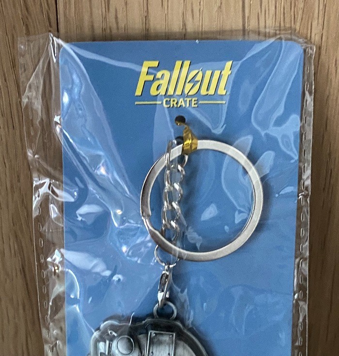 Loot Crate Fallout Crate merch – TM Helmet, Protectron, Notepad set, Broadsider