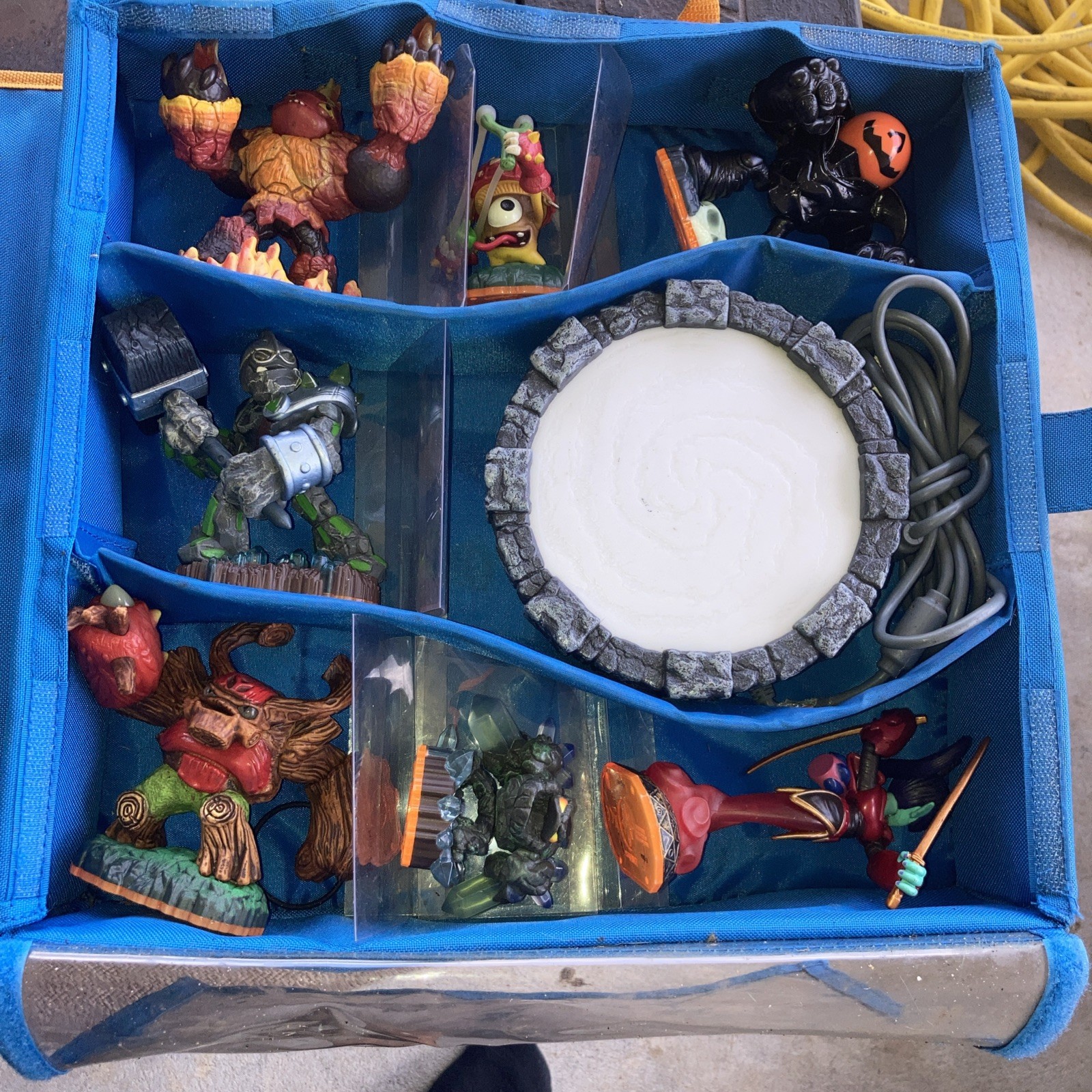 Skylanders Travel Case With 22 Skylanders