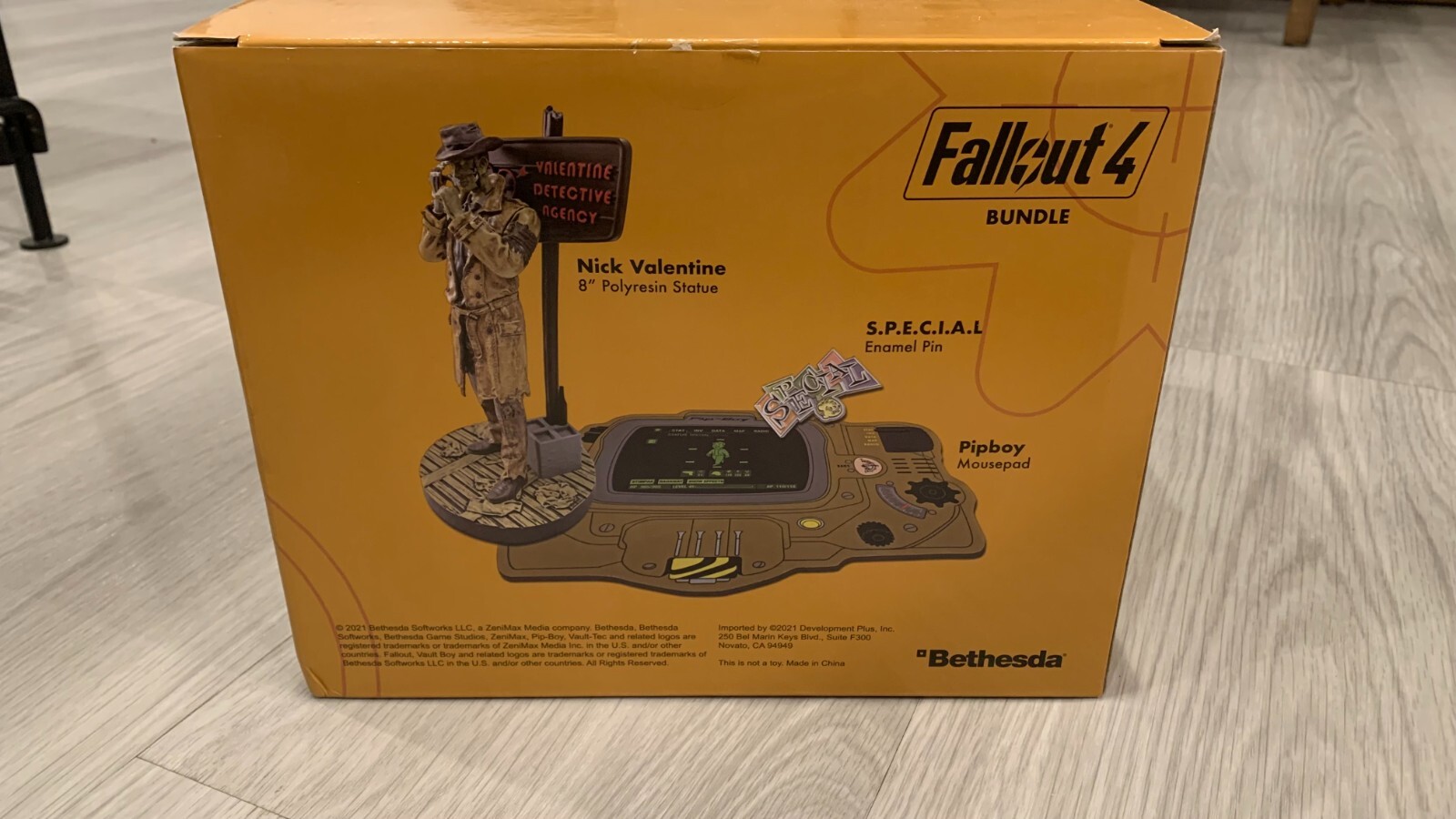 Fallout 4 Bundle | Nick Valentine Figure Pip-Boy Mousepad Pin BOX ONLY