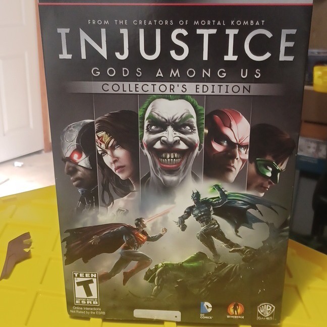 Injustice: Gods Among Us Collector’s Edition Batman vs Wonder Woman Statue