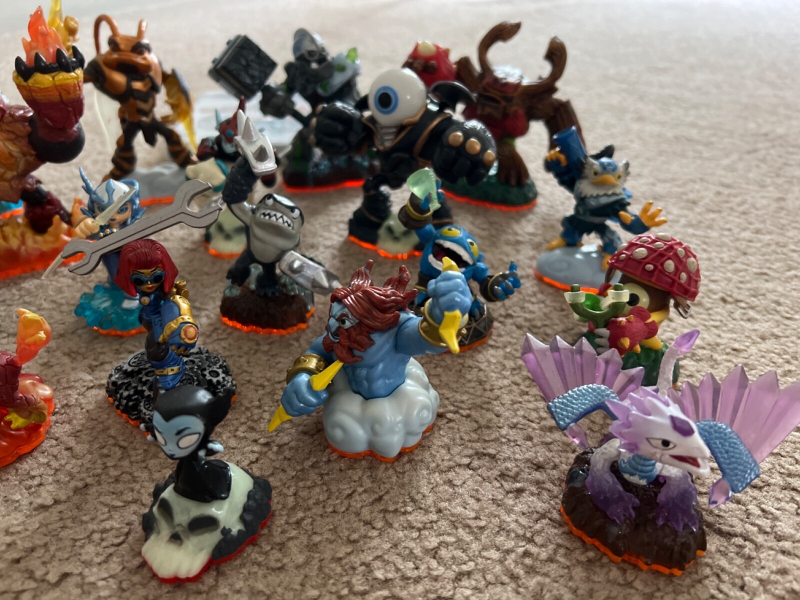 Skylanders Giants – Lot of 19 Figures with game included
