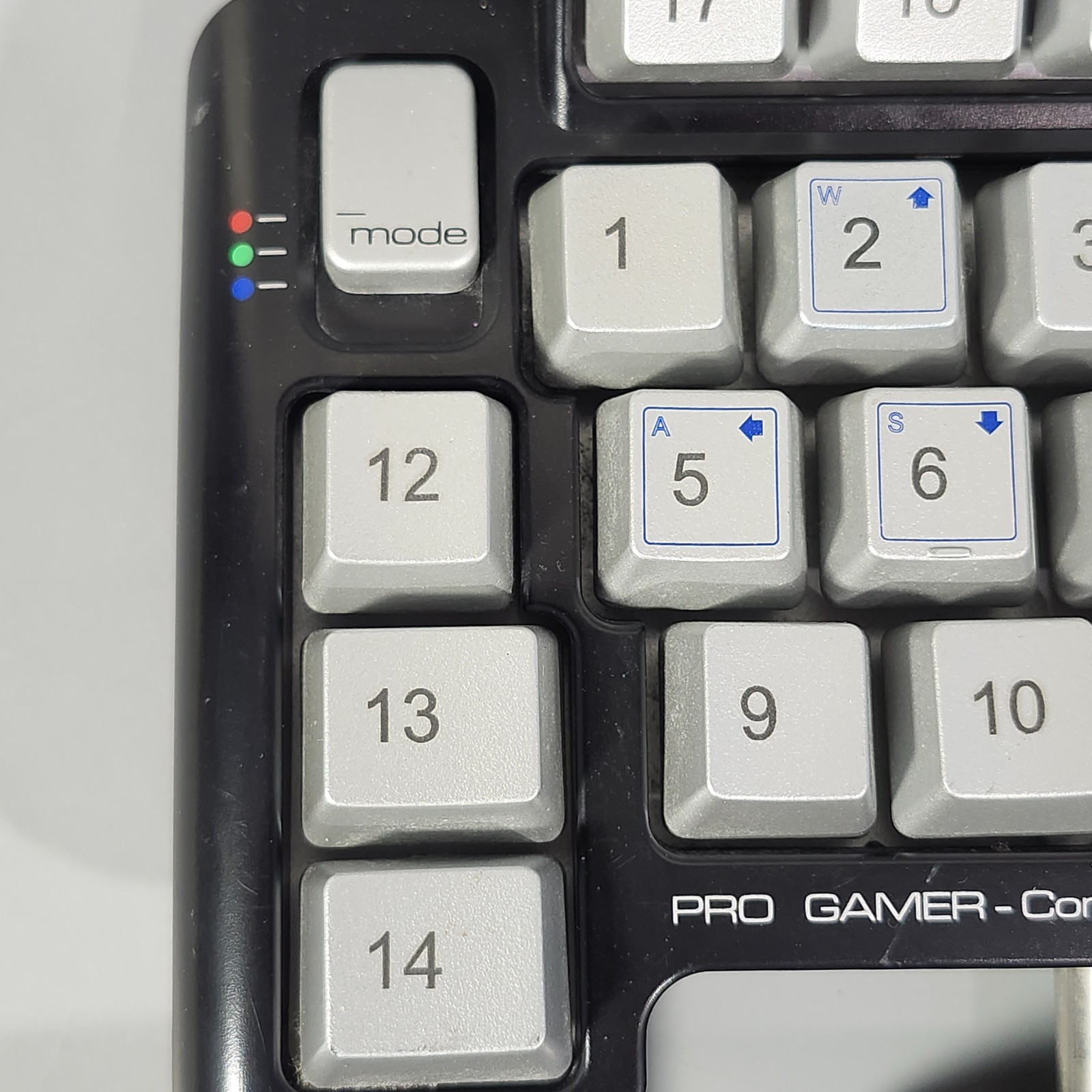 Saitek Left-Handed Pad Pro Gamer Command Unit PZ31A USB 2.0 21 Button No CD-ROM