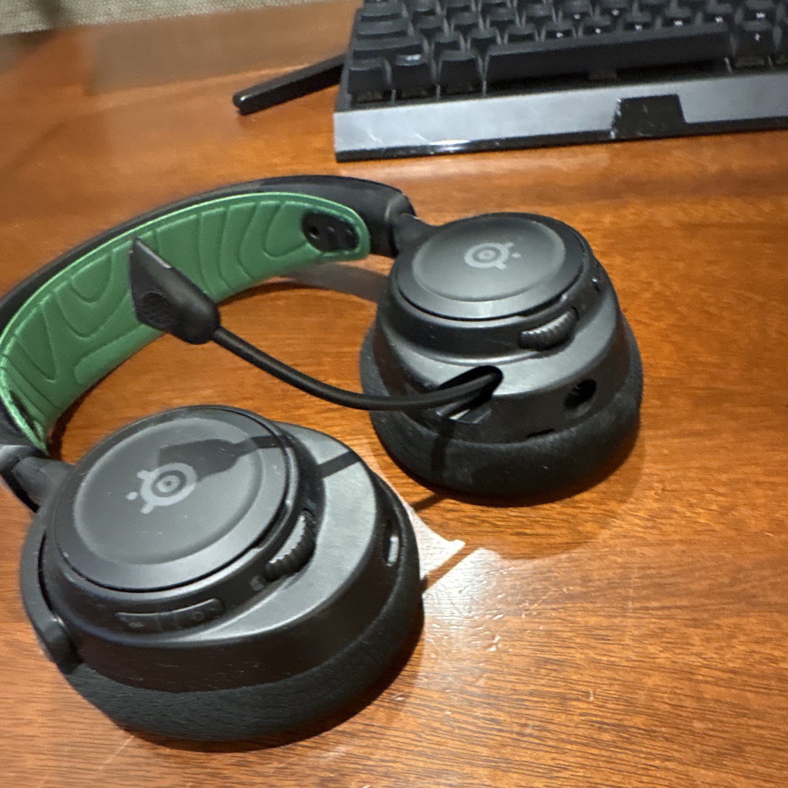 SteelSeries Wireless Over-Ear Headset Black/Green Boom Mic Mute, Volume