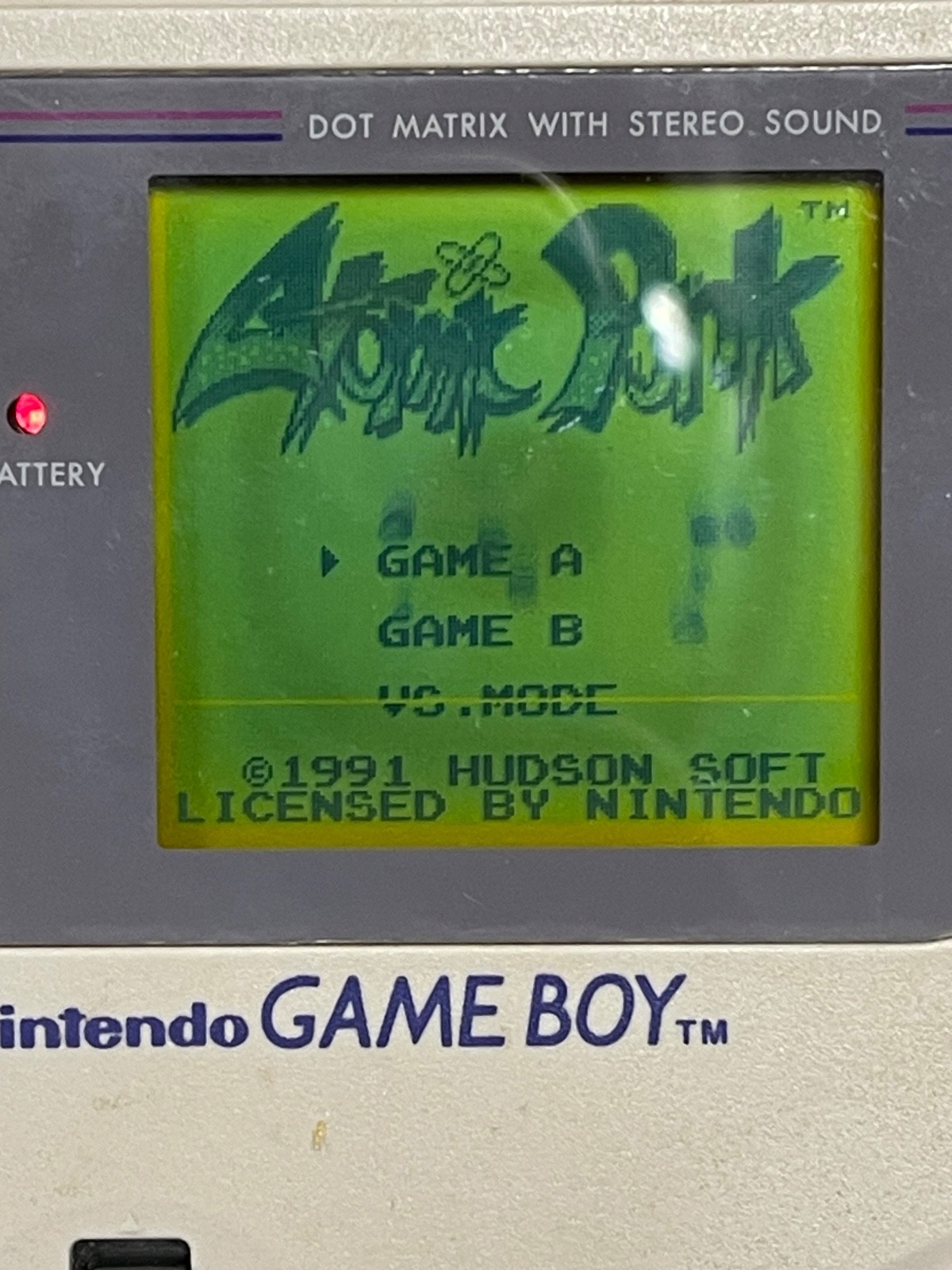 Original Nintendo Game Boy DMG-01 Works Includes Mad Catz Power Clip Battery