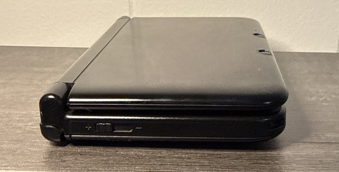 Nintendo 3DS XL Clean Black w/ Stylus And Charger Great Shape Tested