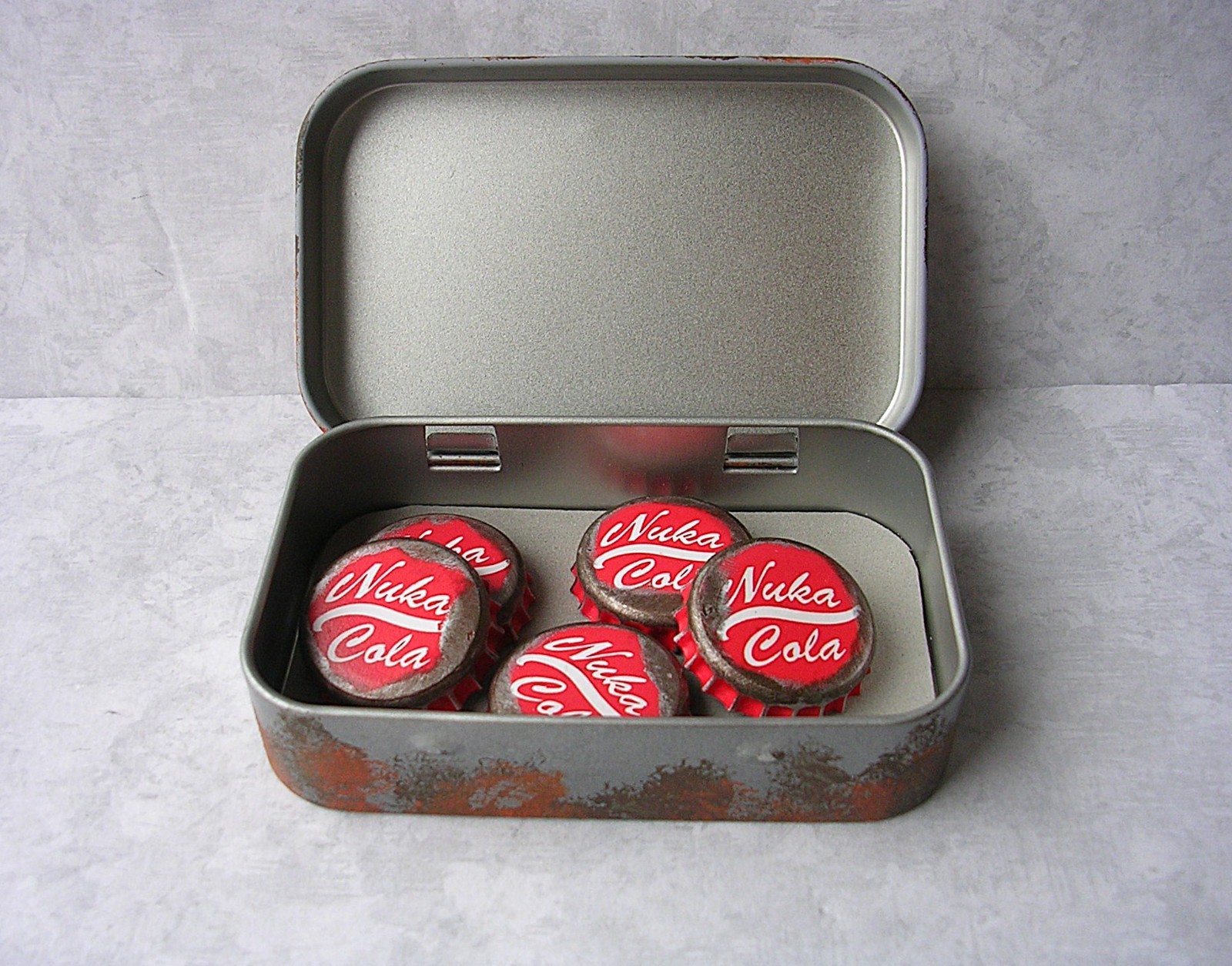 Fallout DOGMEAT Cap Stash Tin with 5 Nuka Cola Caps Prop Cosplay Gift