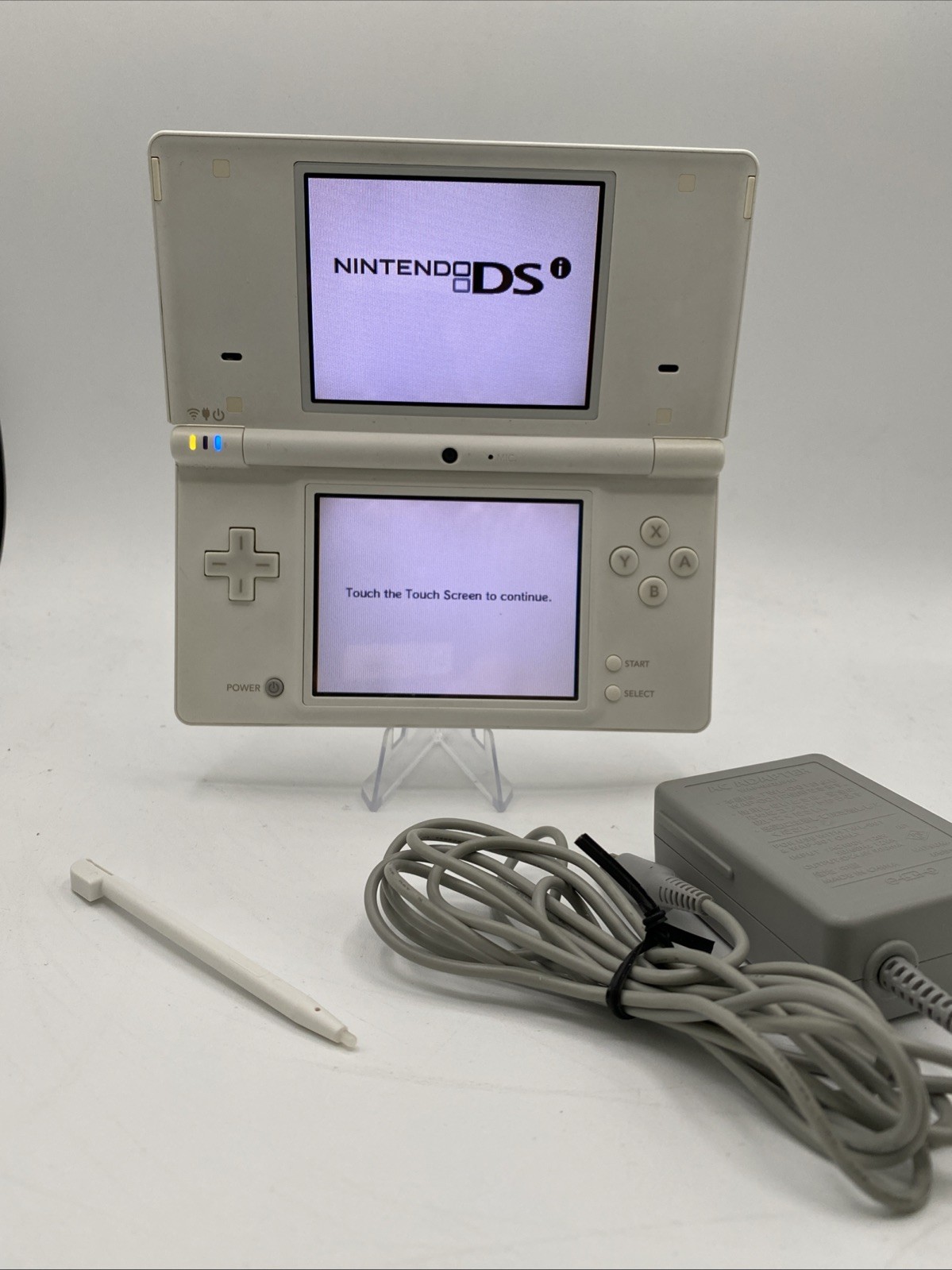 Nintendo DSi White Console Bundle w/ Charger & 16GB SD Card