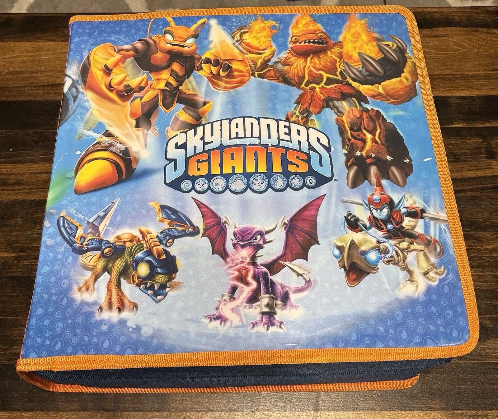 Skylanders Collection 11 Figures , travel bag and copy of game