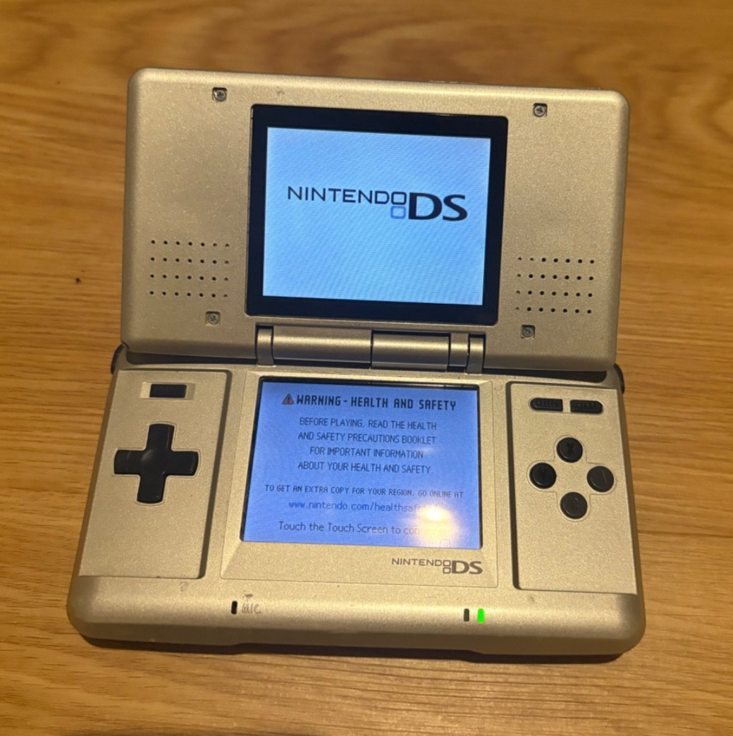 Nintendo DS Silver Handheld System – Great Condition! – TESTED AND WORKING! (5D)