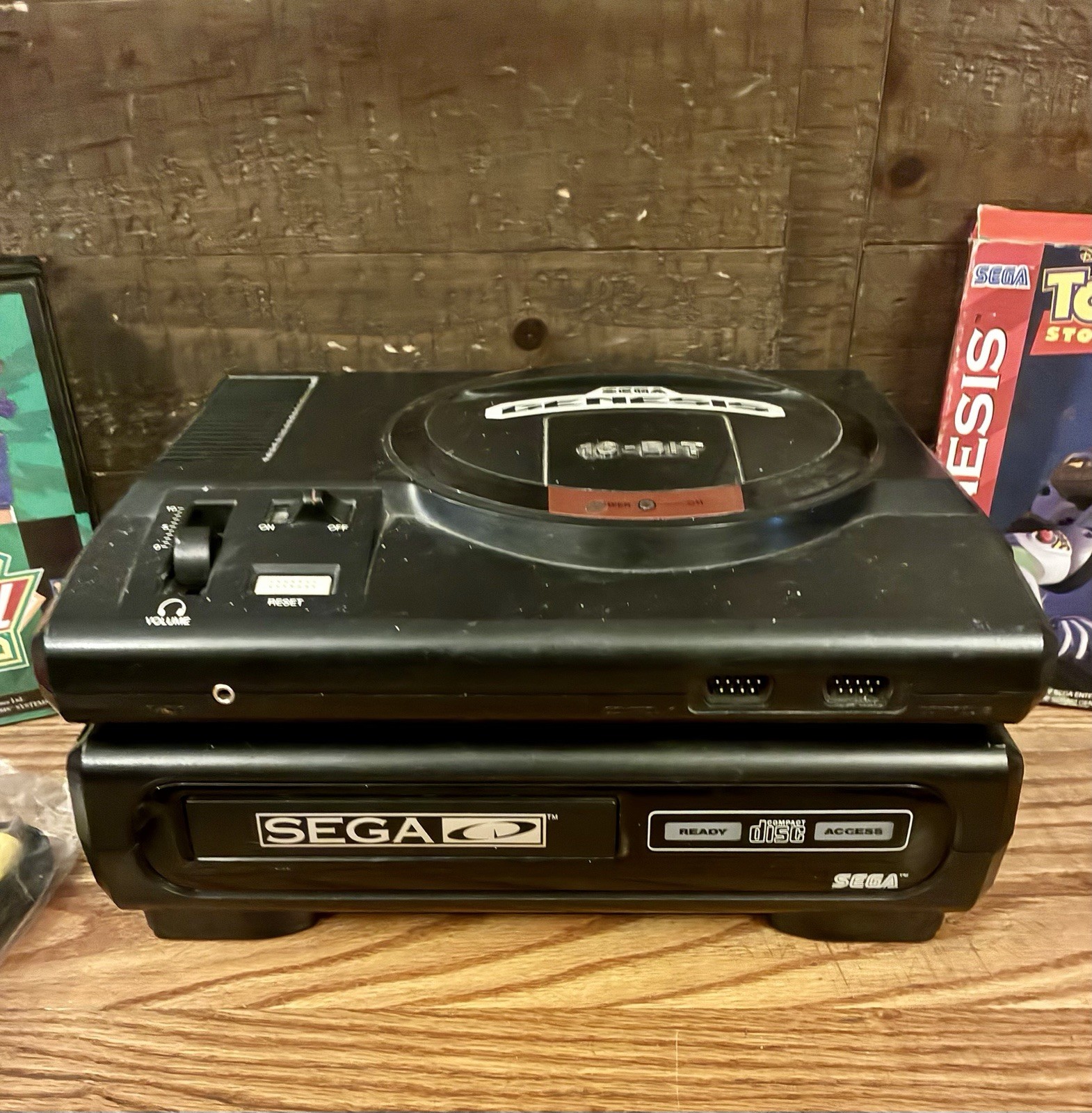 Sega CD Model 1690 + Sega Genesis Model 1601 + 4 Games + 4 Controllers (READ)