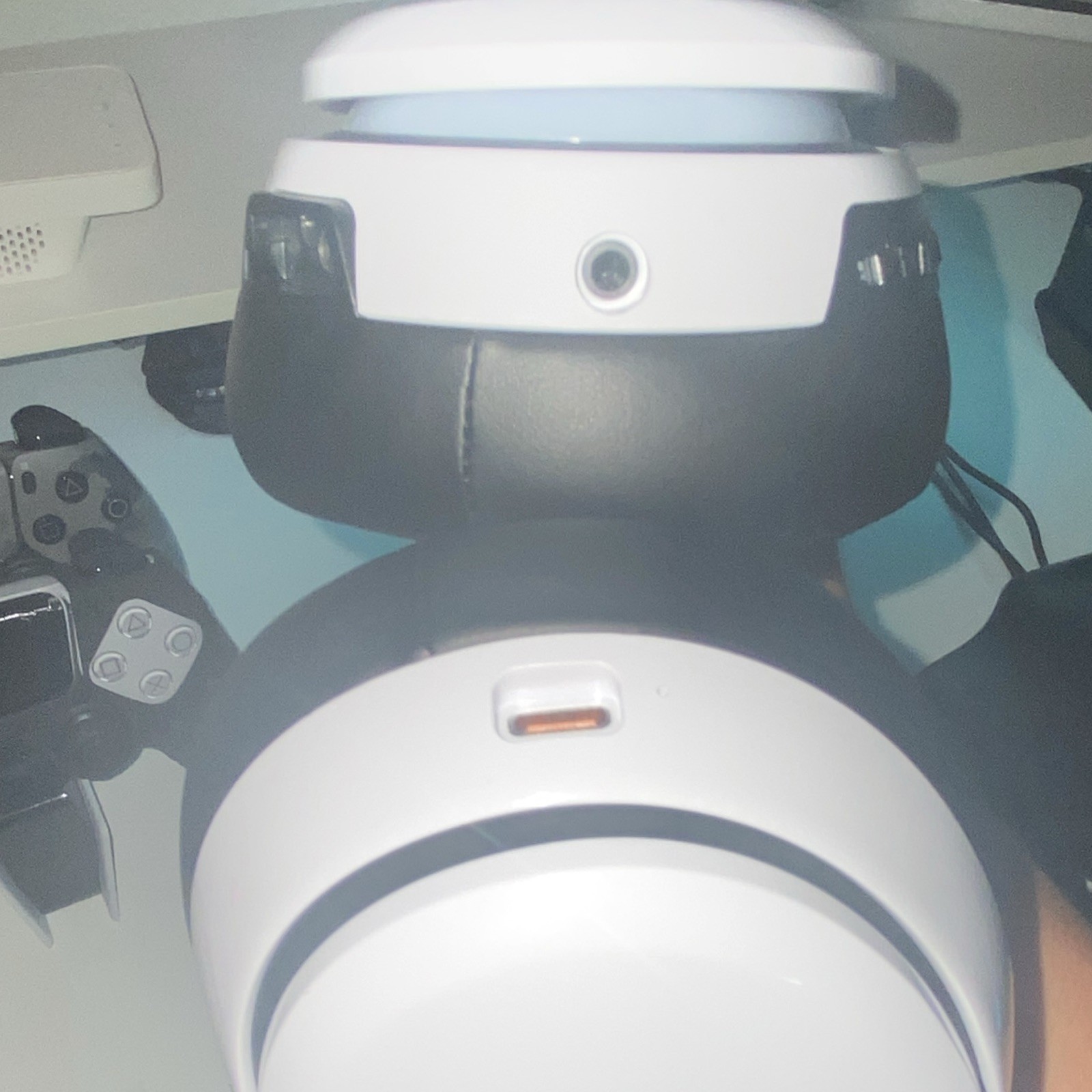 Gtheos captain 300 wireless headset with detachable mice and headset holder.