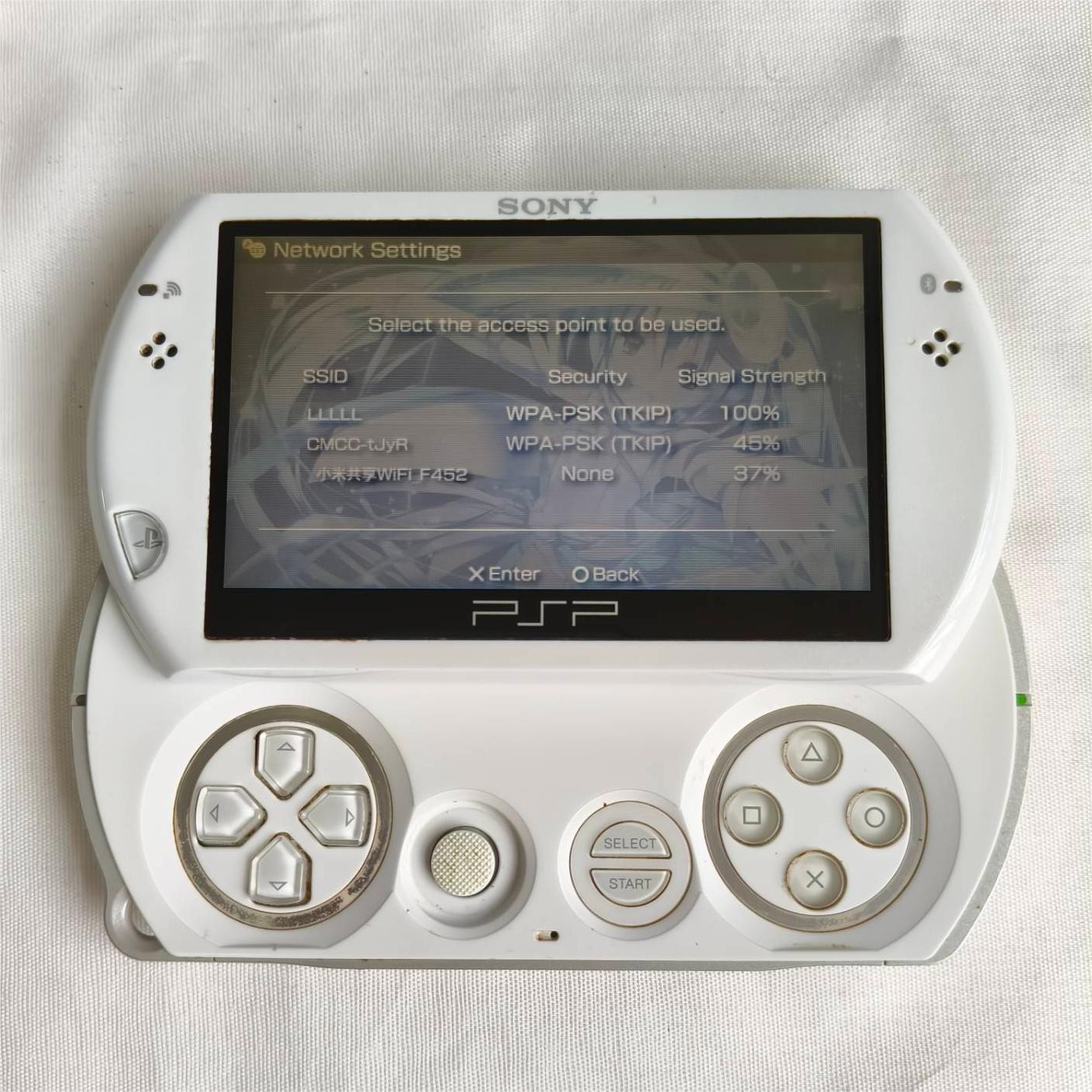 Sony PSP GO console White with Charger PSP-N1001 with bag