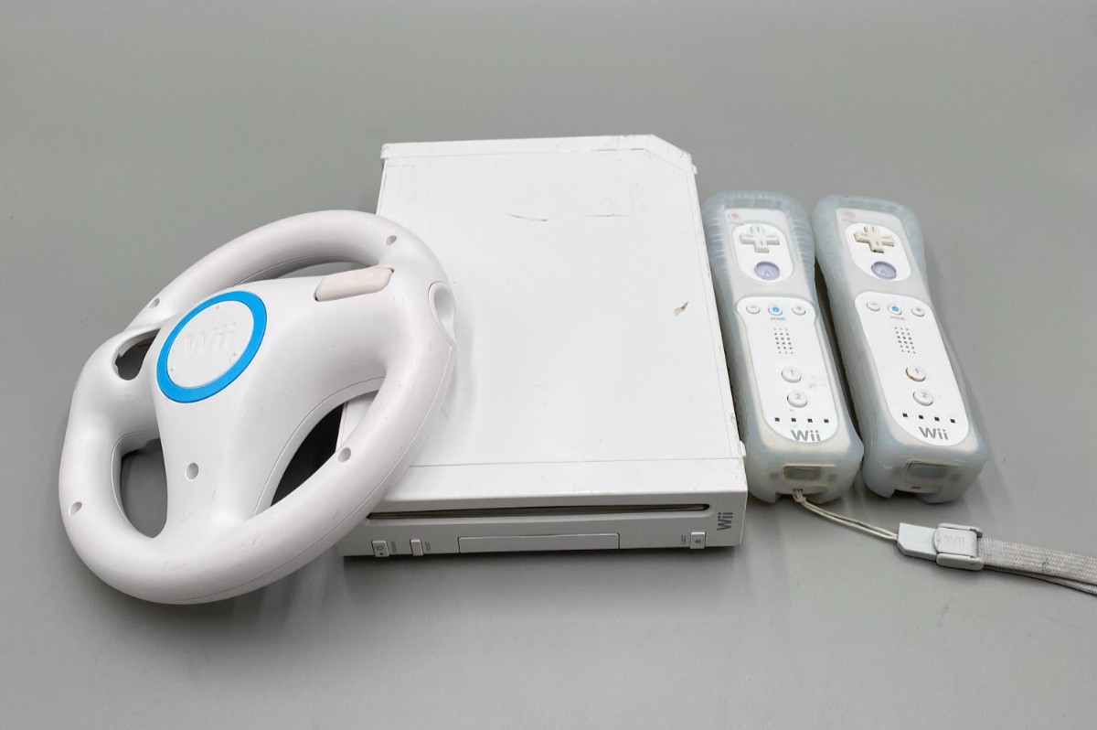 Nintendo Wii RVL-001 Home Console White + 2 Controllers/White Steering Wheel C