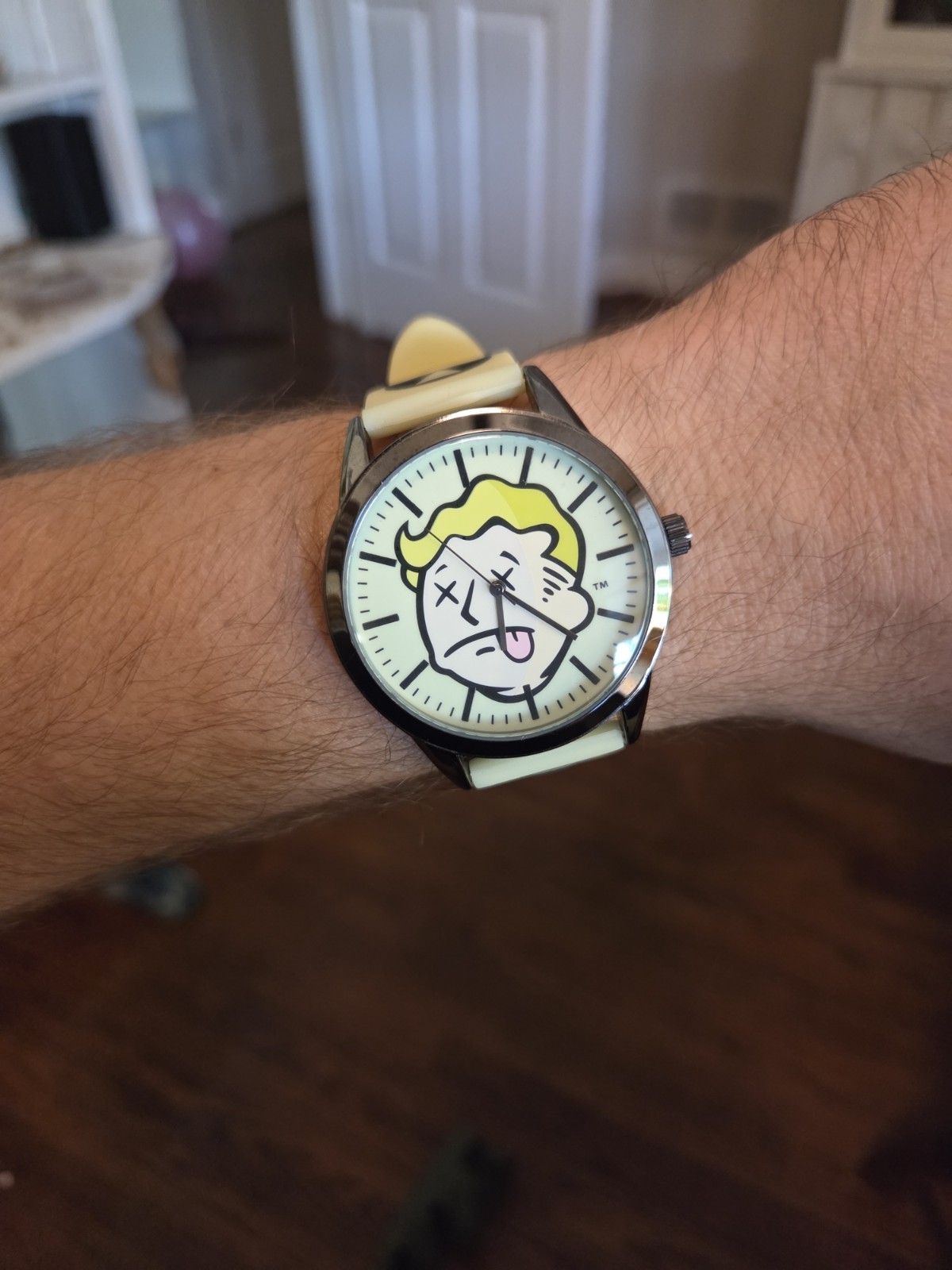 ThinkGeek Fallout RadGlow Glow in the Dark Watch RARE