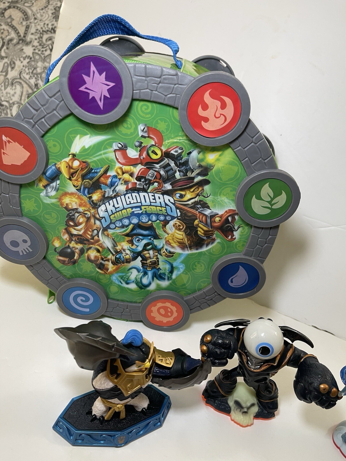 Skylanders Giants Lot of 12, Including Carrying Case