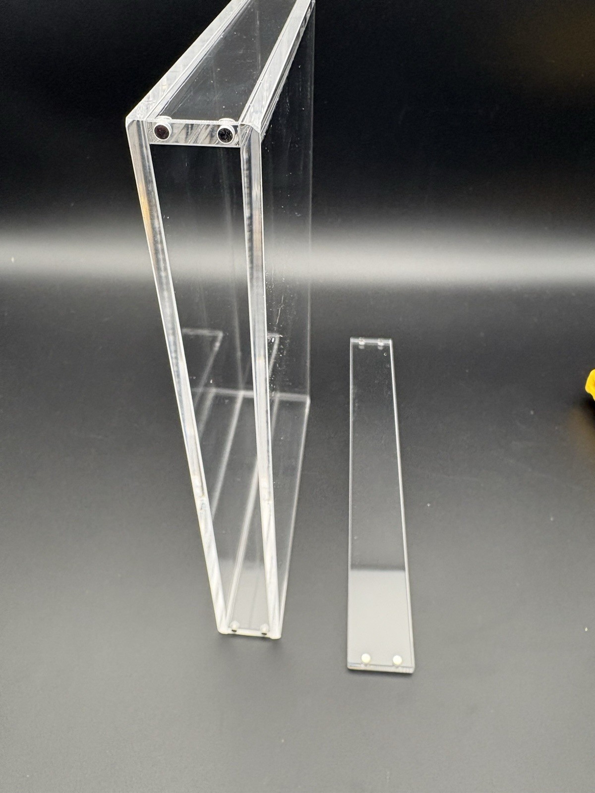 Magnetic-Closing Acrylic Game Display Case: Ps2/Xbox/Wii/DVD/Clear Box