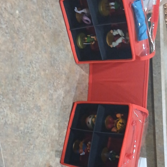 Nintendo amiibo Carrying Case w/ 8 amiibos