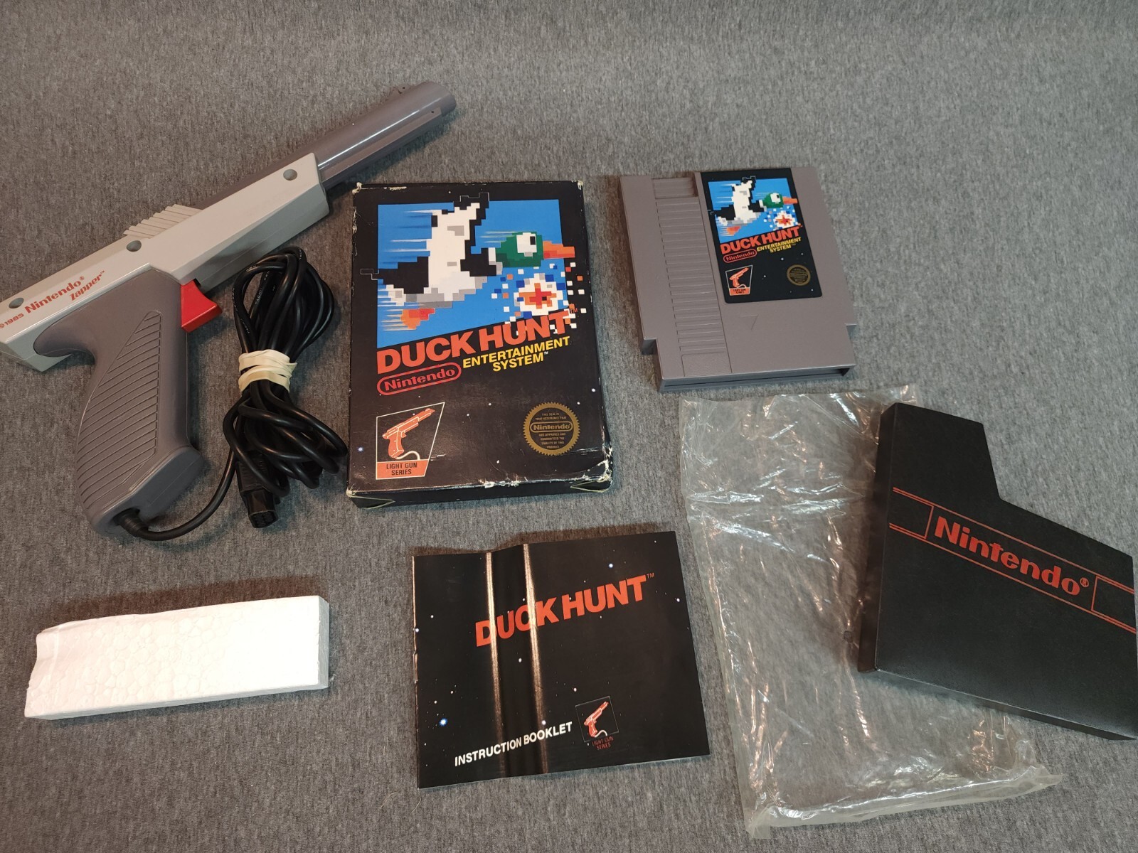 Duck Hunt NES Nintendo Entertainment 5-Screw, Unpunched Black Box!!READ